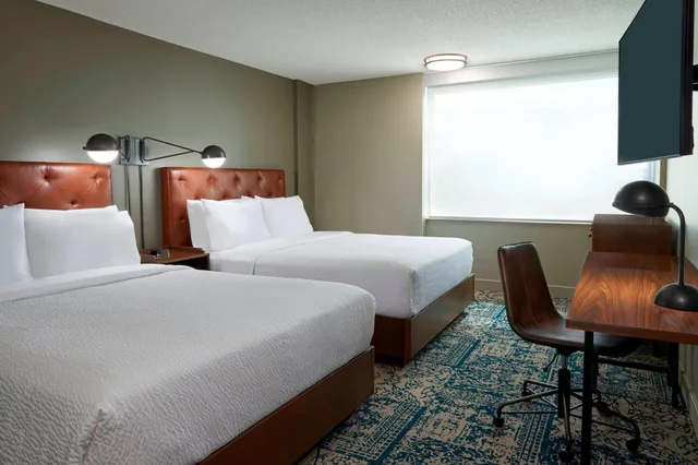 غرفة تقليدية بسريرين كوين، Four Points By Sheraton Toronto Airport 1/3