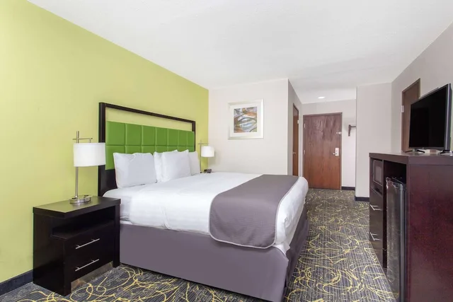 غرفة بسرير كينج، AmericInn by Wyndham Delafield 7/10