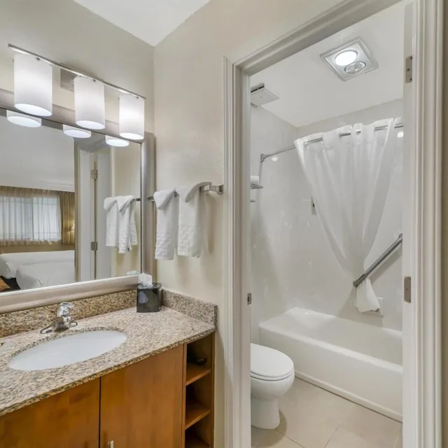 غرفة خارجية بسريرين كوين، Best Western Plus Northwoods Inn 7/9