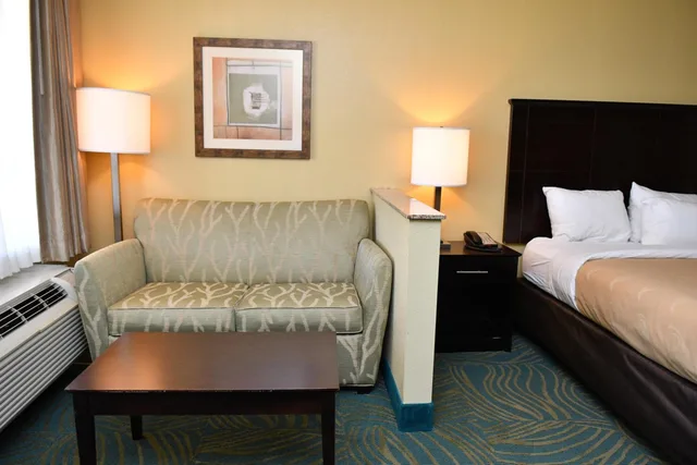 جناح بسرير كينج مع أريكة، Quality Inn & Suites Greenville I-65 7/8