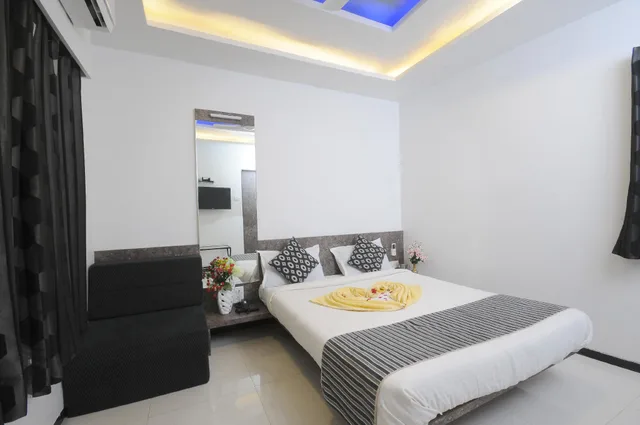 Super, Deluxe, Queen Bed, Sofa, Hotel Vyankatesh 1/2