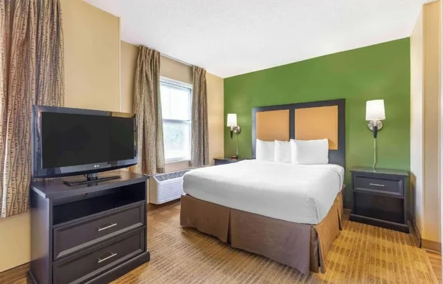 غرفة بسرير كوين بمطبخ، Studio6 Suites Jackson Ridgeland MS 6/10