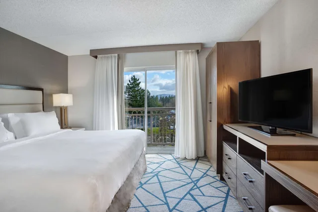 جناح بسرير كينج مع أريكة لذوي الإعاقة، Embassy Suites by Hilton Seattle Bellevue 4/10
