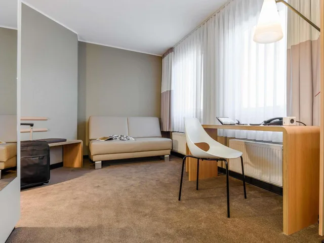 Superior, 1 Queen and 1 Single Bed, Riverside, Accessible، Ibis Frankfurt Centrum 2/4
