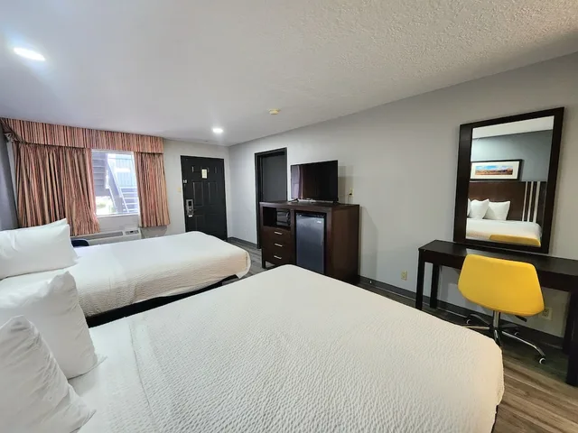 غرفة قياسية بسريرين كوين، Days Inn & Suites by Wyndham Winnie 1/7