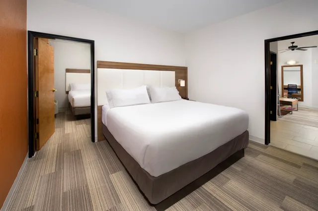 جناح بسريرين كينج مع أريكة، Holiday Inn Express Hotel Suites San Antonio Downtown Market Area 1/2