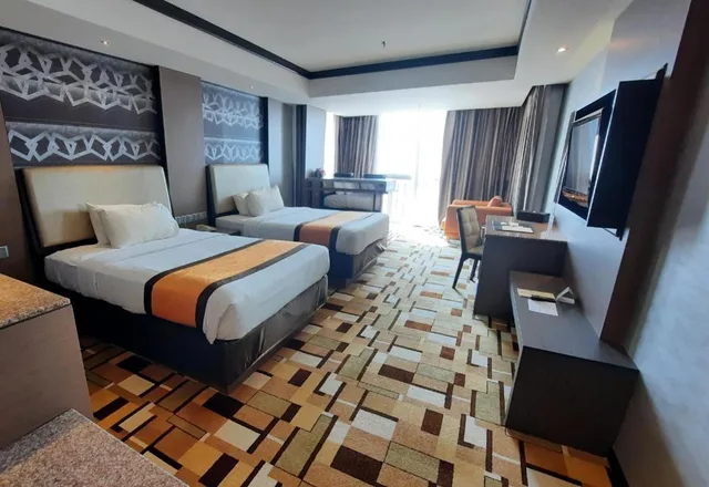 Studio, Grand Paragon 1/3