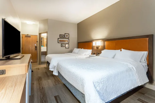 غرفة قياسية بسريرين مزدوجين، Hampton Inn Cedar Rapids 2/4