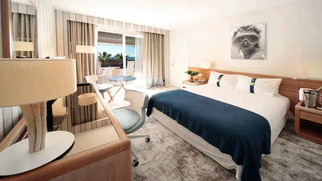 جناح بسرير كينج بإطلالة على البحر، HOLIDAY INN RESORT NICE - PORT SAINT LAURENT 3/7