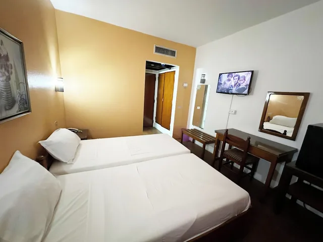 غرفة ثلاثية بسرير كوين وسرير فردي، Hotel Tej 1/2