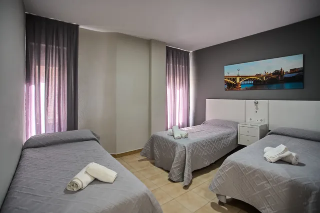 غرفة قياسية ثلاثية، Resitur Apartamentos Turisticos En Seville 2/5