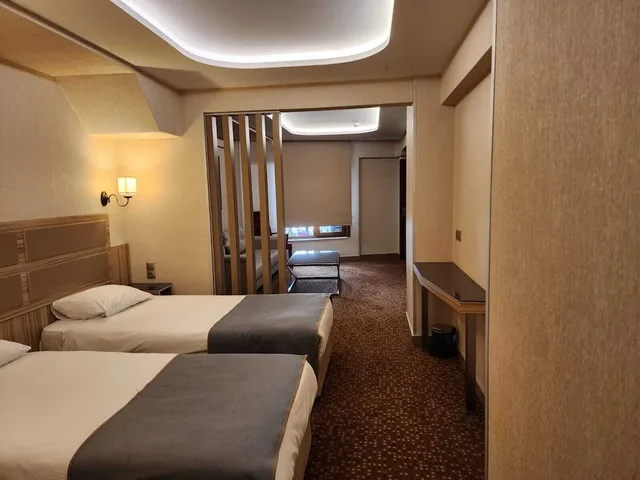 غرفة عائلية بسرير مزدوج وسريرين منفصلين، Nanda Hotel 1/3