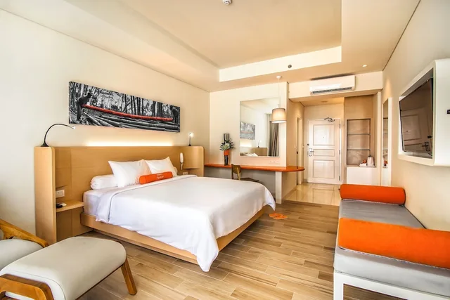 Harris, Queen Bed, Harris Resort Waterfront Batam 2/3