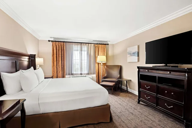 غرفة قياسية بسرير كينج مع أريكة، Best Western Ontario Mills 1/2