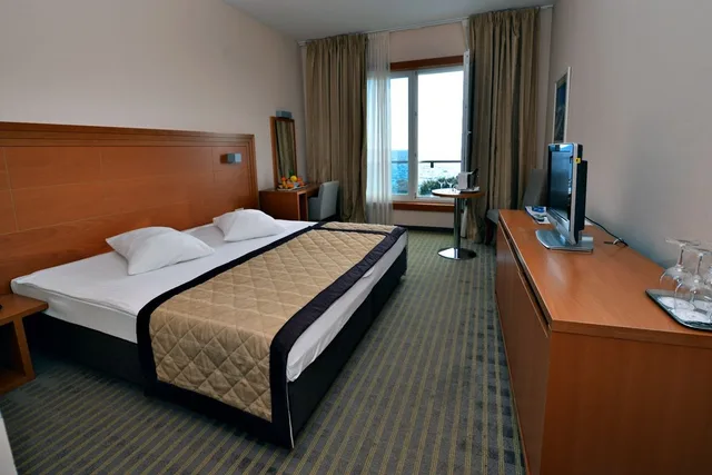 Comfort, King Bed, with Extra Bed, Lateral Side Sea View، Family Hotel La Luna – All inclusive 2/5