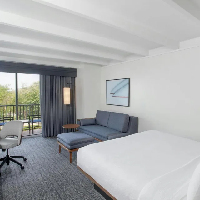 غرفة بسرير كينج بشرفة بحوض استحمام لذوي الإعاقة، Courtyard Fort Lauderdale East Lauderdale By the Sea 2/7