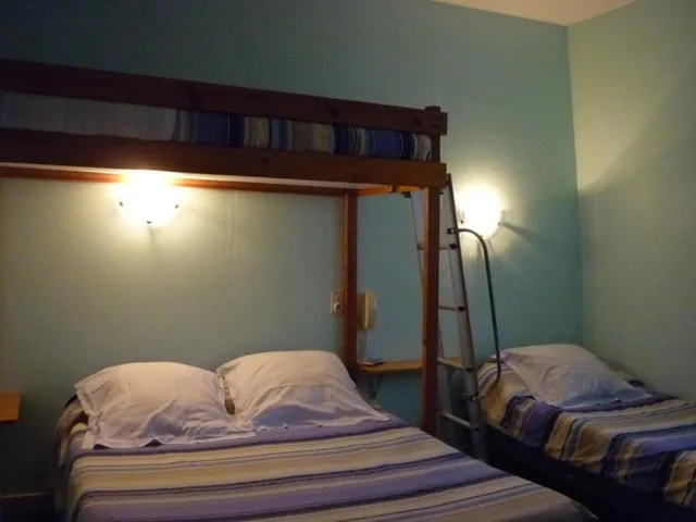 غرفة رباعية، Hôtel Du Centre 2/2