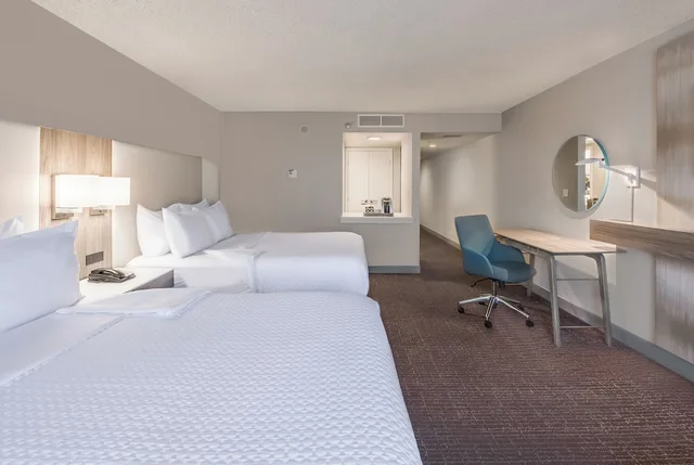 استوديو بريميوم بسريرين كوين، Crowne Plaza Suites Arlington 10/10