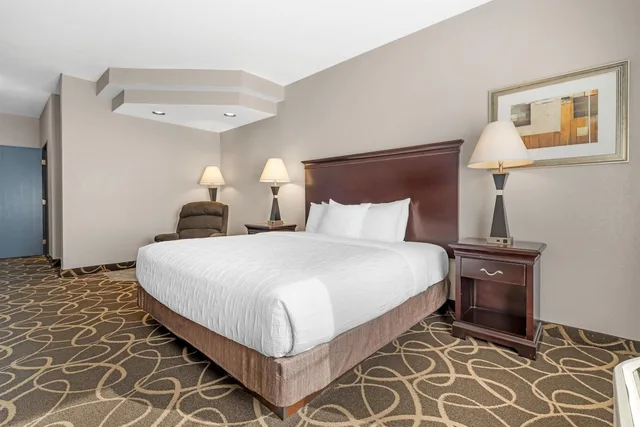 غرفة قياسية بسرير كينج لذوي الإعاقة، Best Western Plus Eau Claire Conference Center 2/6