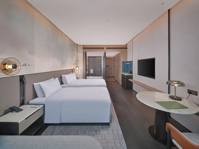 Executive, Twin Beds, Hilton Huizhou 2/2