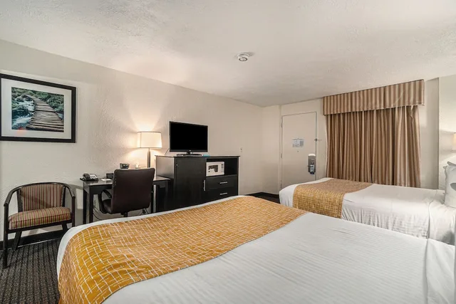 غرفة بسريرين كوين لذوي الإعاقة، Travelodge by Wyndham Traverse City MI 1/8