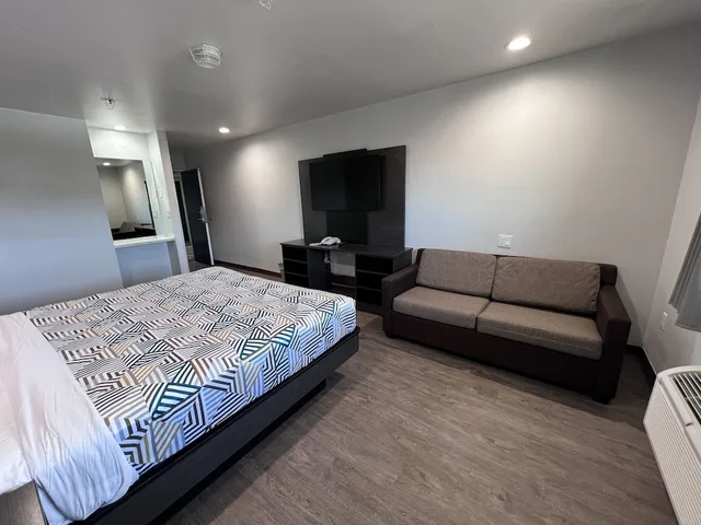 غرفة ديلوكس بسرير كينج، Motel6 Bullhead City, AZ 2/8