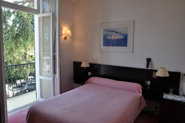 غرفة قياسية بسرير مزدوج بشرفة، Hôtel Des Mimosas 3/7