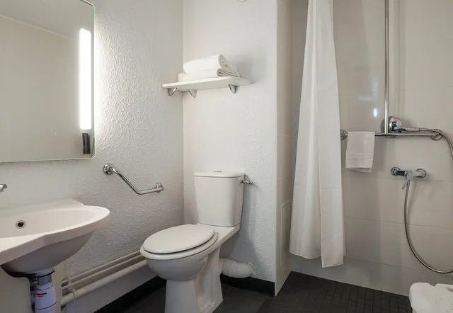 غرفة بسرير مزدوج لذوي الإعاقة، B&B HOTEL Marseille Parc Chanot 2/2