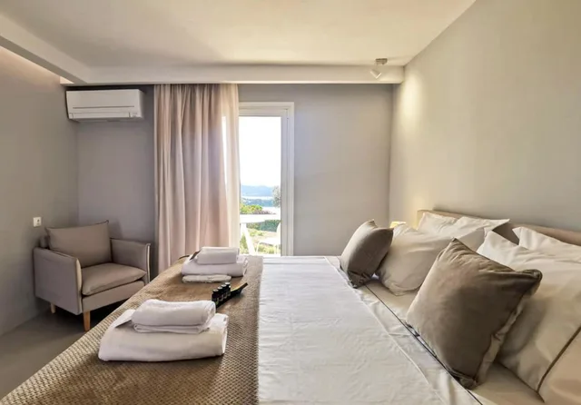 جناح بسرير كوين بإطلالة على البحر، Oniro Skiathos 8/10