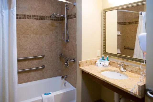 غرفة قياسية بسريرين كوين بحوض استحمام لذوي الإعاقة، Holiday Inn Express Devils Lake 10/10
