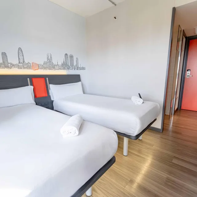 غرفة بسرير فردي لذوي الإعاقة، easyHotel Barcelona Fira 1/10