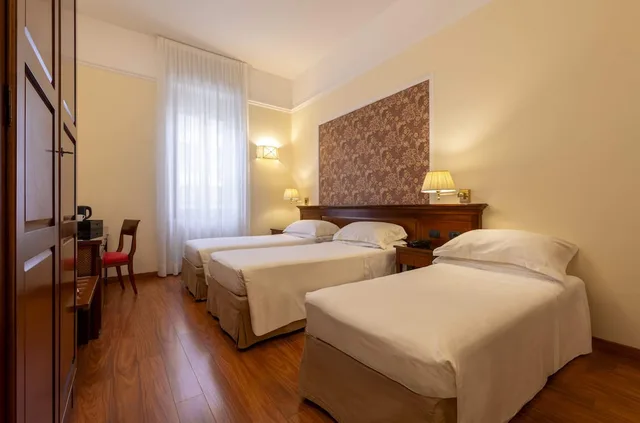 غرفة ثلاثية بسرير كوين وسرير فردي، Lancaster Hotel 10/10