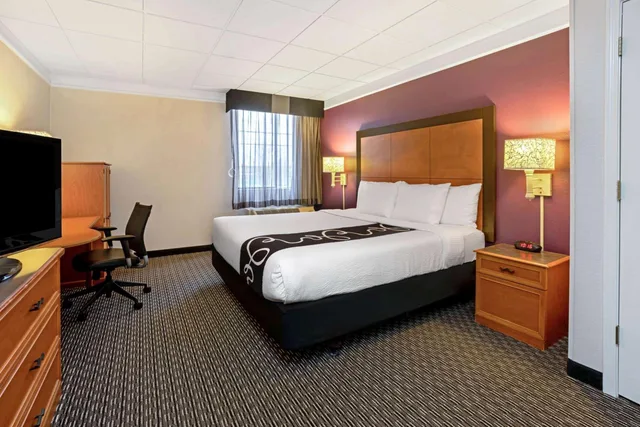جناح ديلوكس بسرير كينج، La Quinta Inn & Suites by Wyndham Tacoma - Seattle 3/6