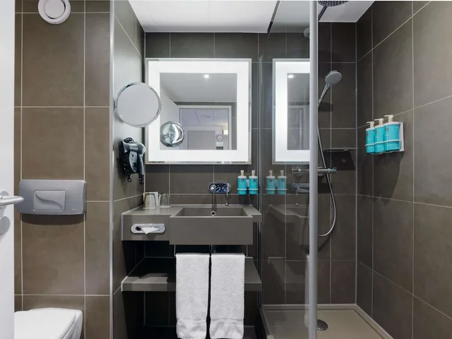 Superior, Double Bed, Novotel Berlin Mitte 5/6