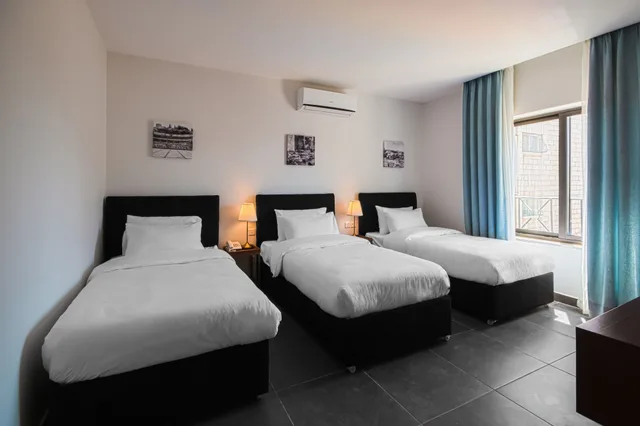 غرفة ديلوكس ثلاثية بثلاثة أسرّة بإطلالة على المدينة، CANARY HOTEL 1/4