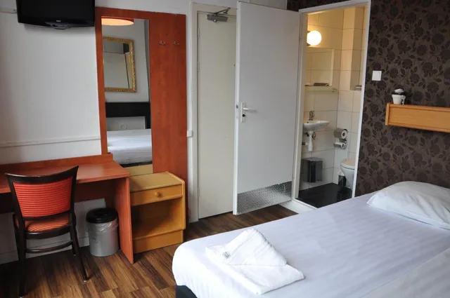 غرفة بسريرين منفصلين، Amsterdam Inn Hotel 9/10