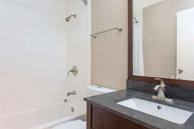 غرفة بسرير كينج، Super 8 by Wyndham Columbus Airport 5/6