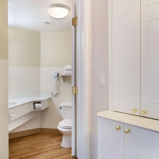 غرفة بسرير كينج بحوض استحمام لذوي الإعاقة، La Quinta Inn & Suites by Wyndham Ft. Lauderdale Airport 5/5