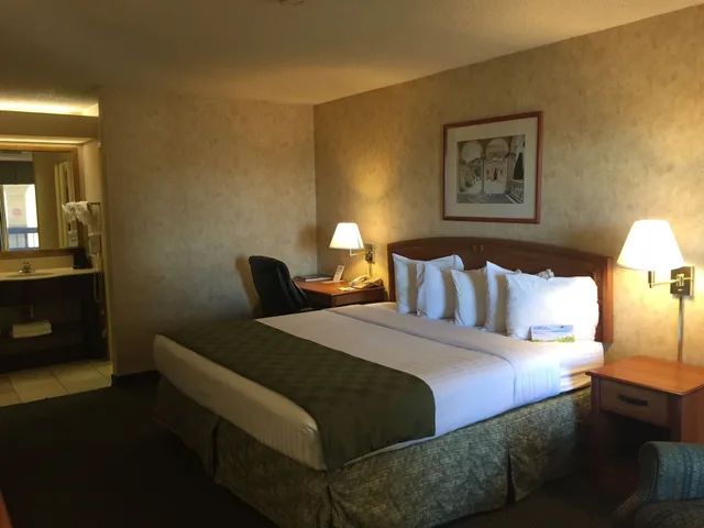 جناح بسرير كينج بغرفة نوم واحدة، Days Inn & Suites By Wyndham Albuquerque North 4/7