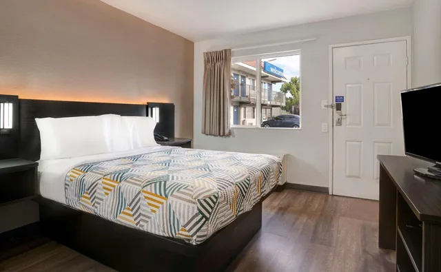 غرفة بسرير كوين، Motel6 Sacramento, CA - North 6/10