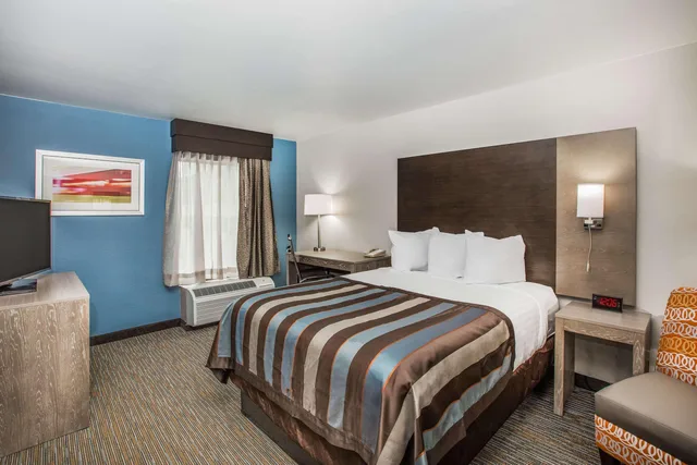 غرفة بسرير كينج، Wingate by Wyndham Louisville Fair and Expo 1/1