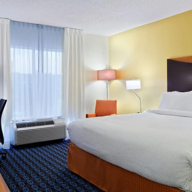 Room, King Bed, Bathtub, Accessible, Fairfield Inn Suites Charlotte Arrowood 2/5