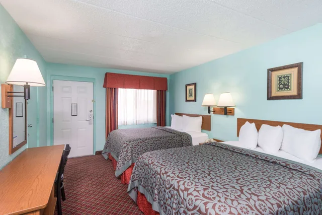 Suite, 2 Queen Beds, Sofa, Economy Suites Springfield - I-44 2/4