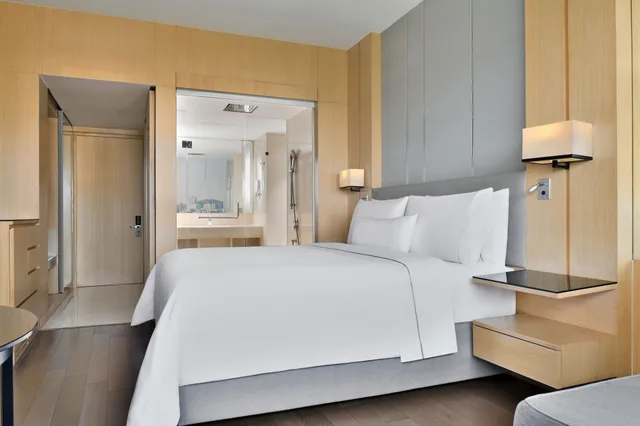 Room, King Bed, Hill View, The Westin Mumbai Powai Lake (ex Renaissance Mumbai) 5/10