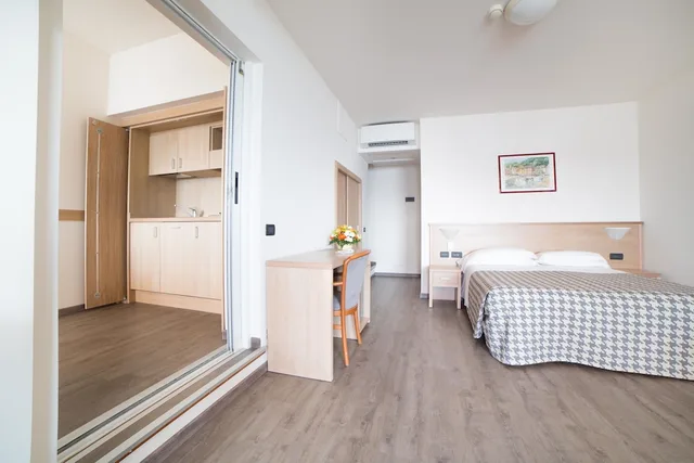 1 Bedroom, Comfort, Apartment, King Bed, Sea View, 3 Sofa, Hotel Laurin Formerly Best Western Hotel Laurin 3/5