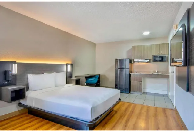 غرفة بسرير كوين لغير المدخنين، Studio 6 Extended Stay - Austin, TX - Midtown 3/6