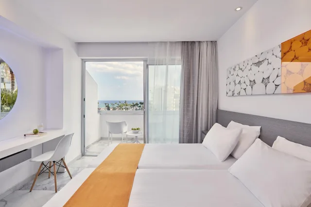 غرفة بسريرين منفصلين بإطلالة على البحر مع أريكة، Atlantica Sancta Napa Resort 1/2