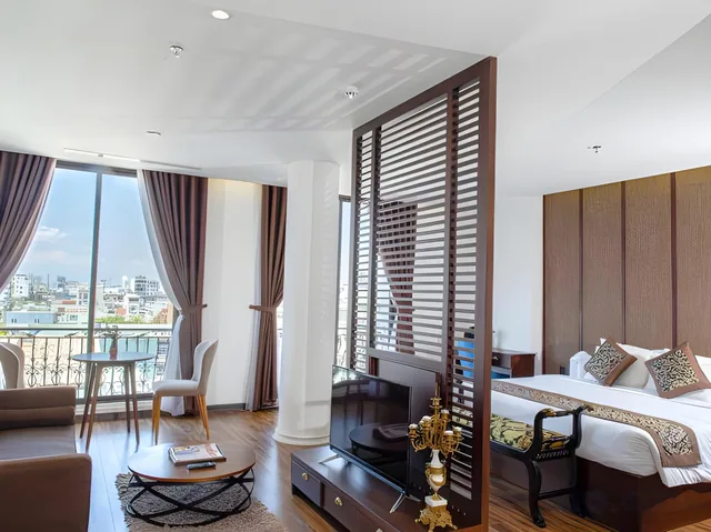 جناح بسرير كينج بشرفة، Dong Duong Hotel & Suites 2/2
