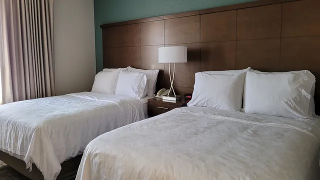 جناح بسريرين كوين بغرفة نوم واحدة مع أريكة بمطبخ، Staybridge Suites Hotel Calgary Airport 7/10