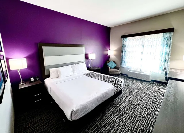 غرفة بسرير كينج لذوي الإعاقة، La Quinta Inn & Suites by Wyndham Pharr North McAllen 1/2